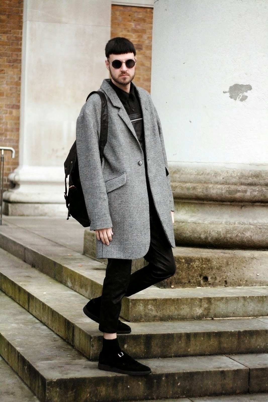 Мужское пальто с кроссовками. Эмилио Сагеза пальто мужское. Серое пальто мужское. Штаны под пальто мужское. Мужской лук с серым пальто.