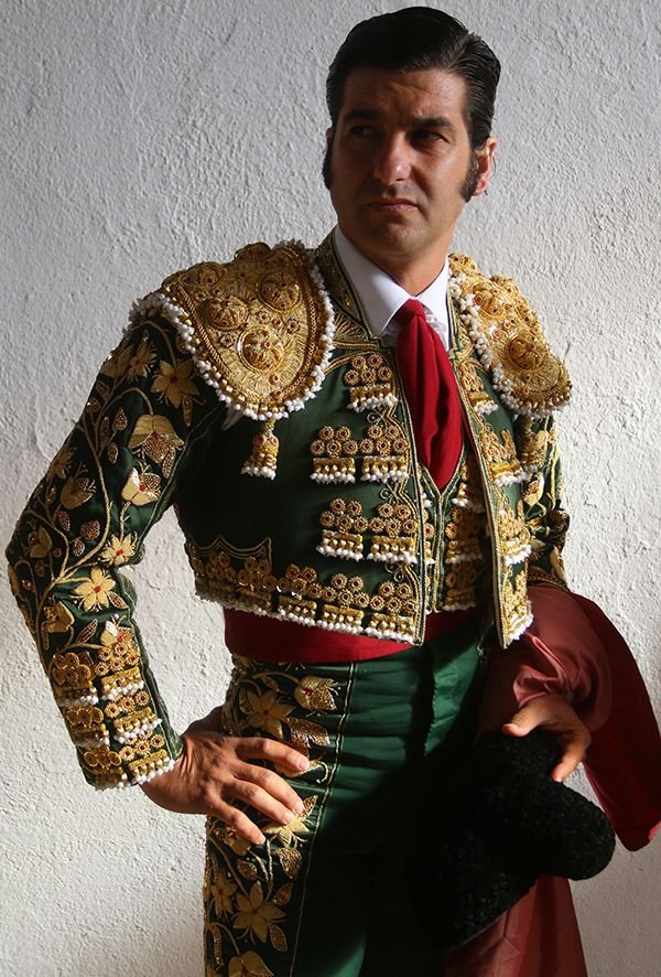 Испанцы в костюмах