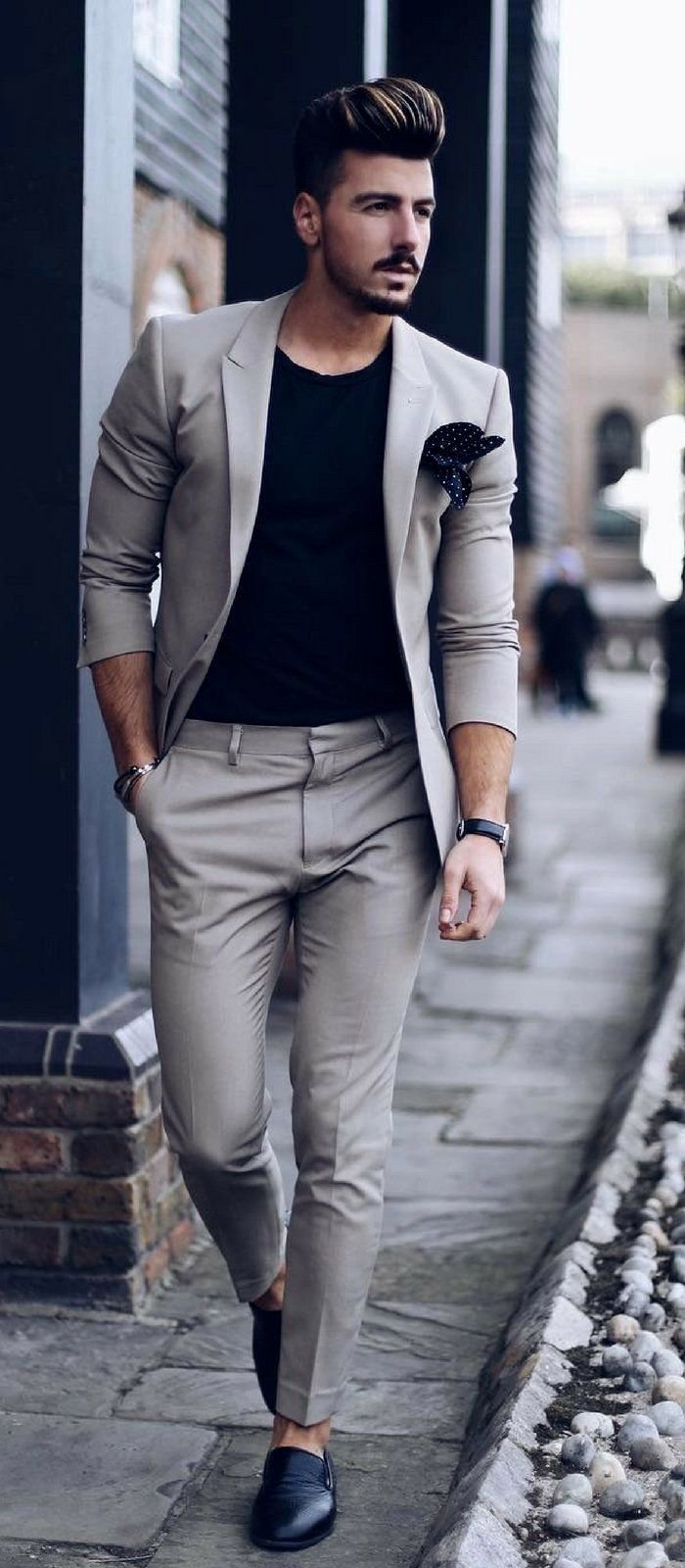 Серый лук мужской. Мужской стиль. Красивый стиль одежды для мужчин. Классический повседневный стиль мужской. Классический образ мужчины.
