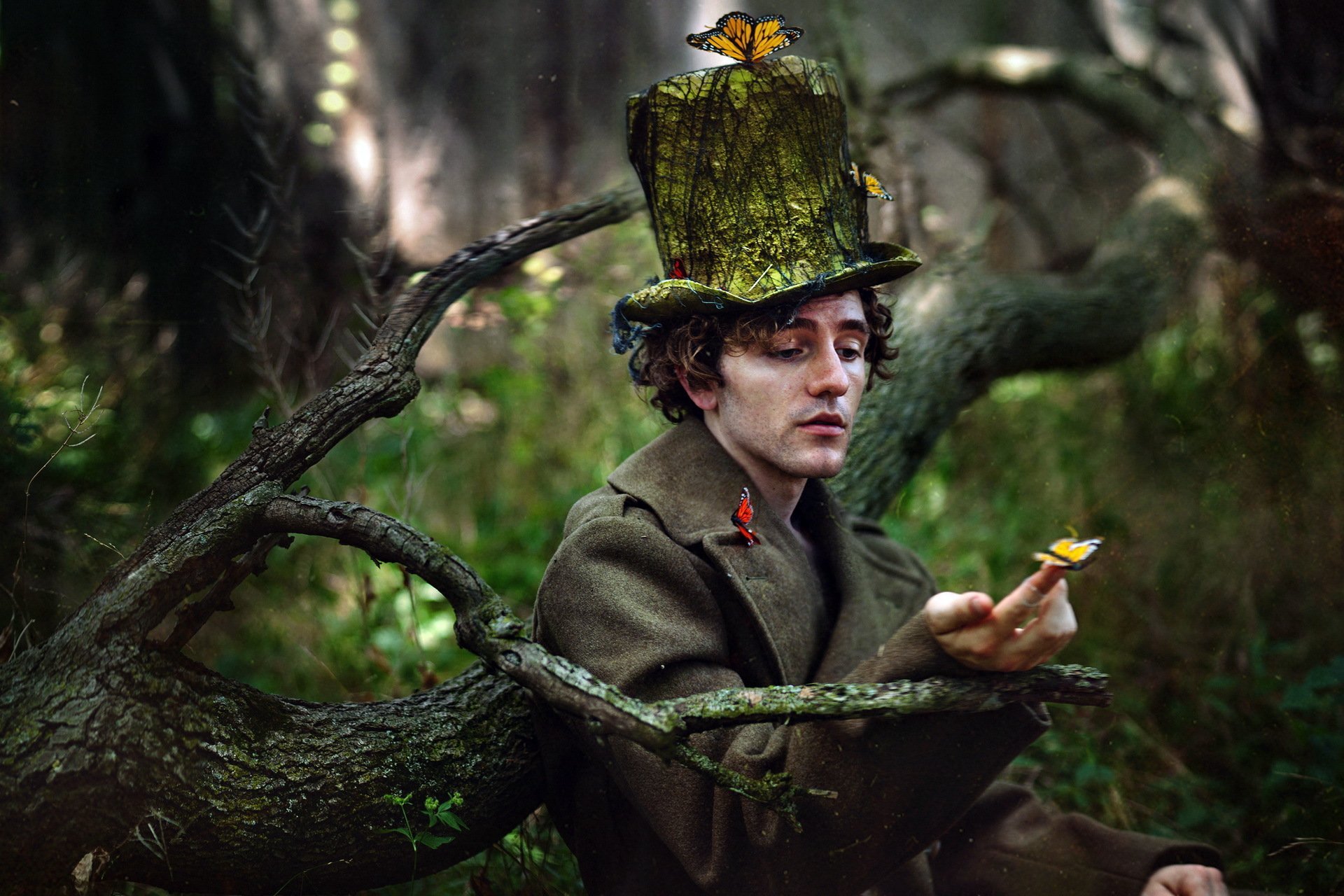 Мальчики лешие. Мужчина в шляпе в лесу. Сказочная фотосессия в лесу. Сказочные персонажи в лесу.