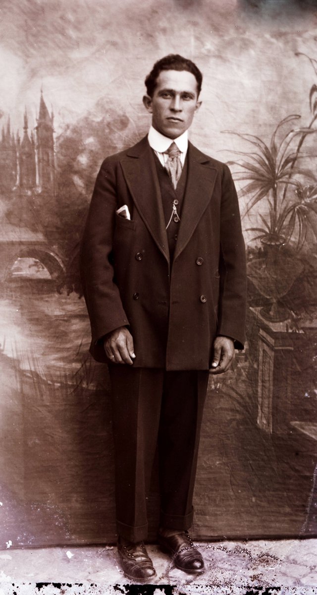 Хх мен. Мужская мода 1920. Мужской костюм 1920. Мужчина 1920. Мужская мода 1920 годов.