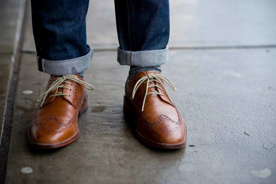 Мужская обувь с чем носить. Мужские ботинки Brogi осень. Коричневые ботинки мужские. Коричневые туфли мужские. Мужские коричневые туфли на шнурках.