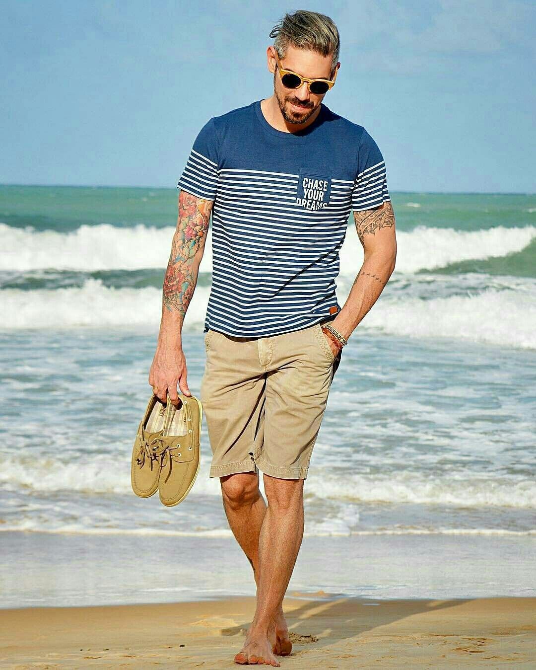 Мужские летние луки. Летний образ для мужчины. Пляжный стиль одежды мужчины. Стильная мужская одежда на лето. Мужская летняя одежда.