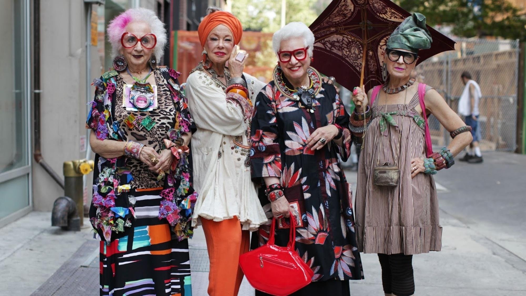 Большегрудая бабушка. Ари сет Коэн. Модные старушки. Модная бабушка. Веселые модные старушки.
