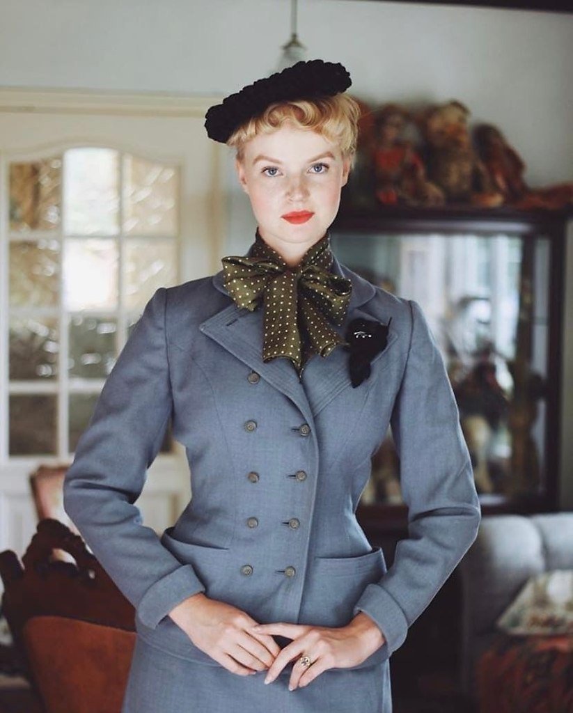 Она одевалась также строго. Мода 1940х Америка. Мода 1930х годов 1940х. Одежда 1930-х годов женская. Костюмы 40-х годов женские.