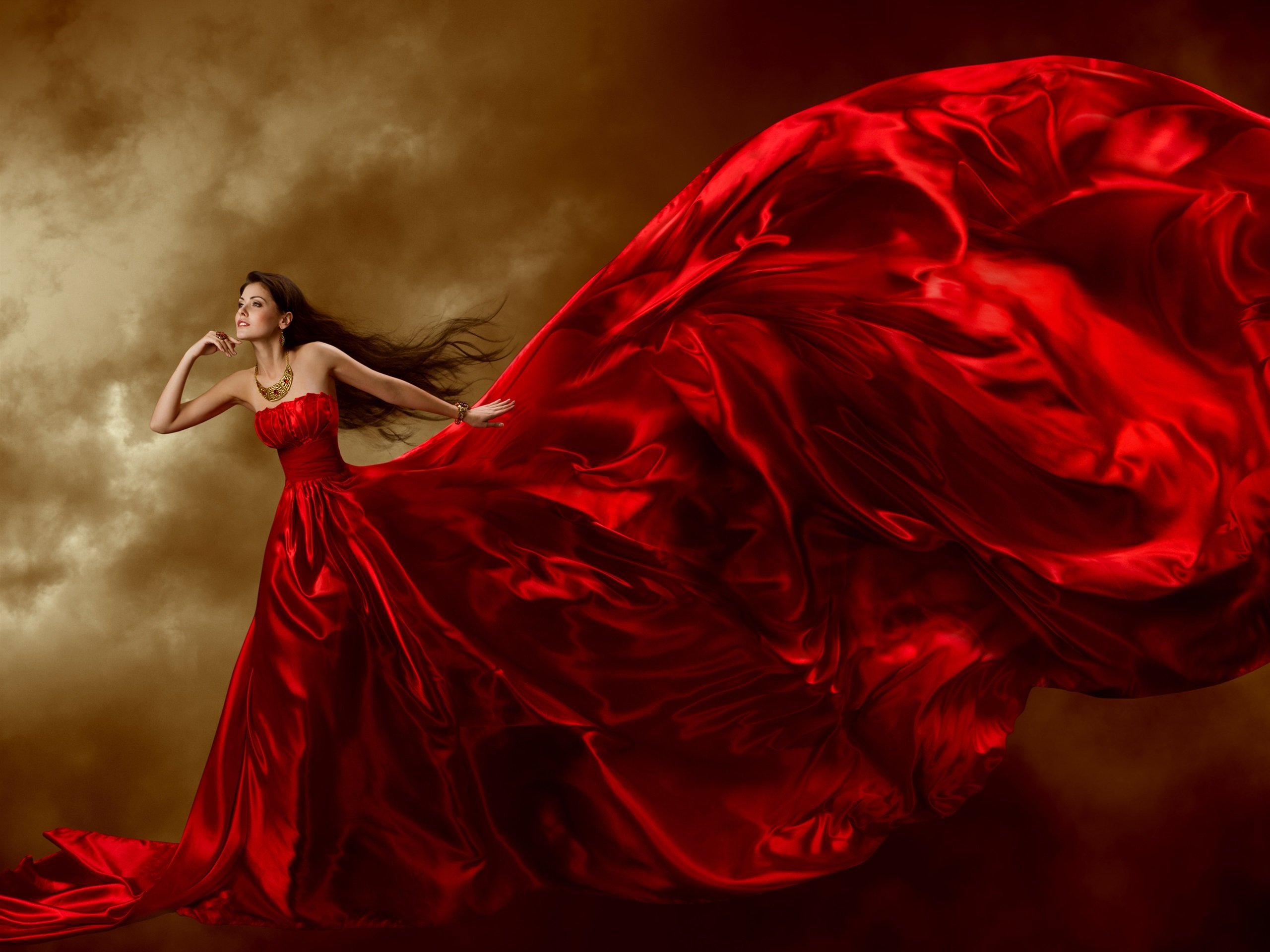 Сонник быть в платье. Женщина в Красном. Красное платье. Женщина в длинном платье. Красивое красное платье.