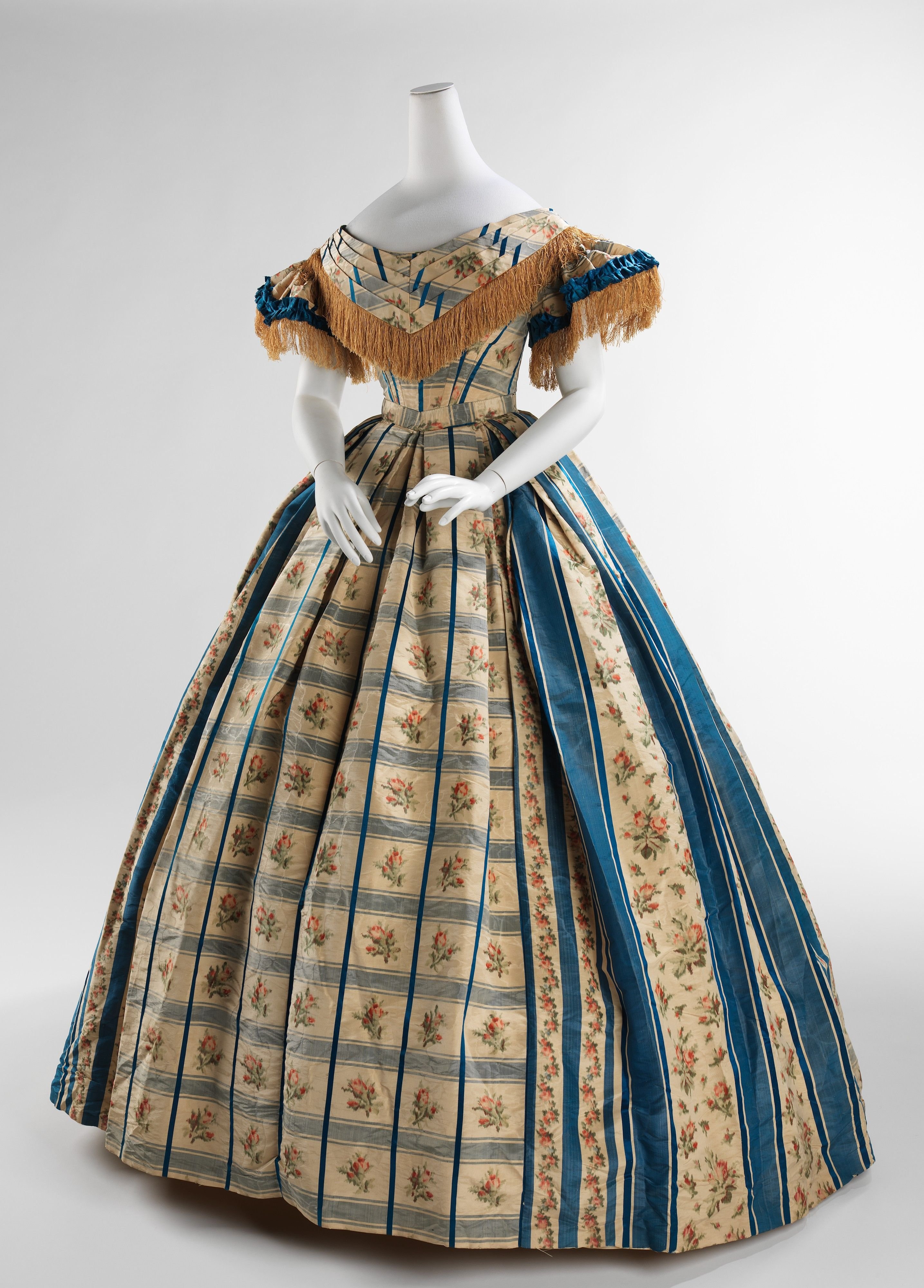 Век кринолинов. Кринолин 1860. Мода 1850-1860 кринолины. Платья 19 века кринолин. Платье с кринолином 19 век.