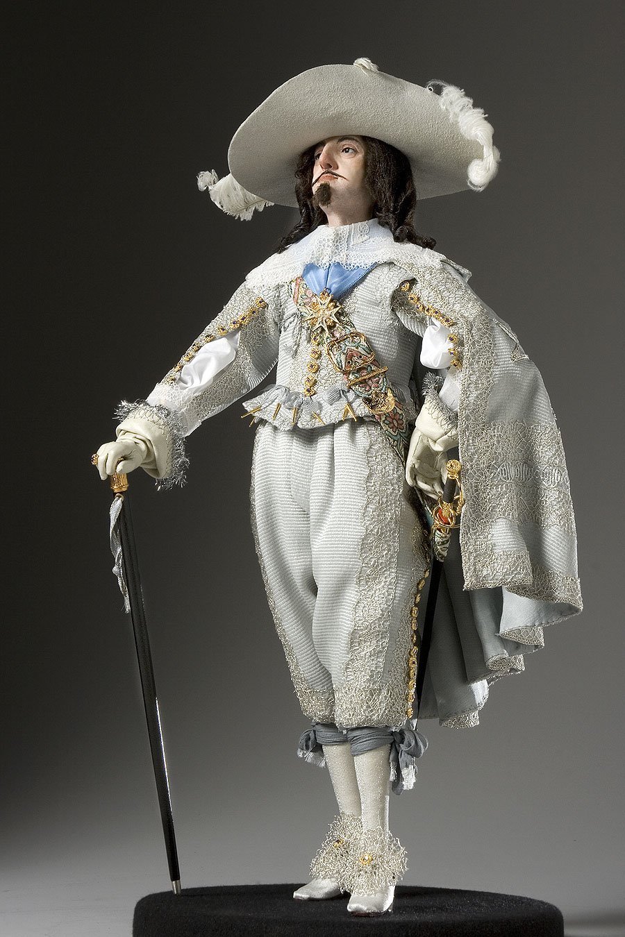 Исторический костюм век. Исторические куклы Георга Стюарта. Исторические куклы Георга Стюарта Людовик 14. Король Франции Людовик 14 костюм. Костюм Король Людовик 13.