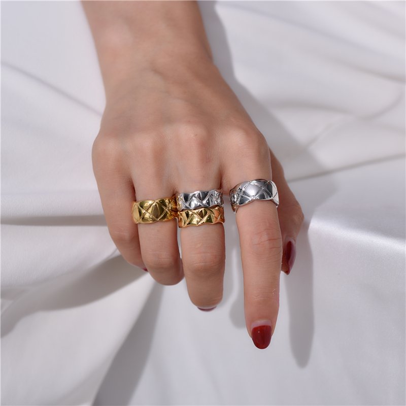 Надеты кольца золотые. Фаланговые кольца 2023. Модные широкие кольца. Кольца на указательный палец женские. Широкое кольцо на палец.