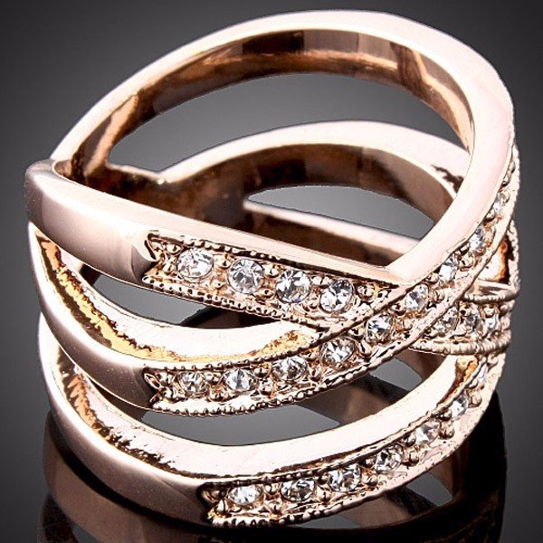 Золотые кольца 2022. Дизайнерские кольца. Модные кольца. Модные кольца из золота. Ювелирное кольцо широкое.
