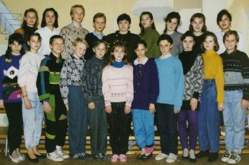 98 год поколение. Школа в 90-е годы. Школьная мода 90-х годов. Одежда школьников 90 х годов. Школьная форма 1992 года.