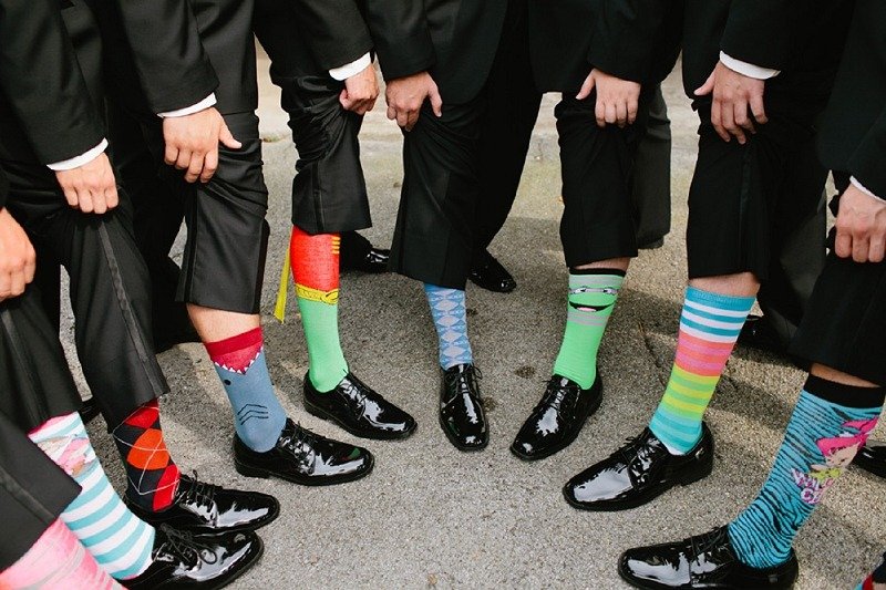 Wearing socks. Яркие носки. Цветные носки. Яркие носки мужские. Разноцветные носки мужские.