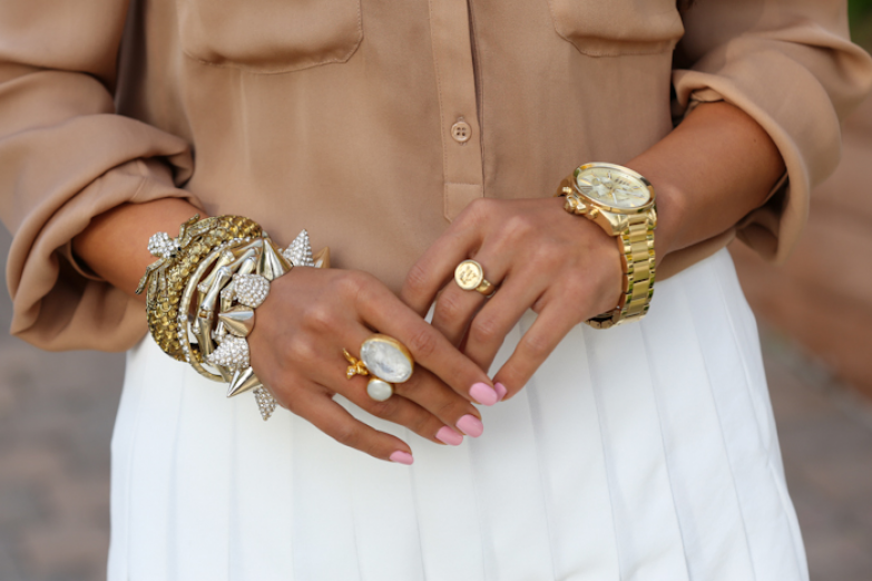 Золото кому носить. Модные кольца. Золотые украшения на руке. Модные украшения. Модные золотые украшения.