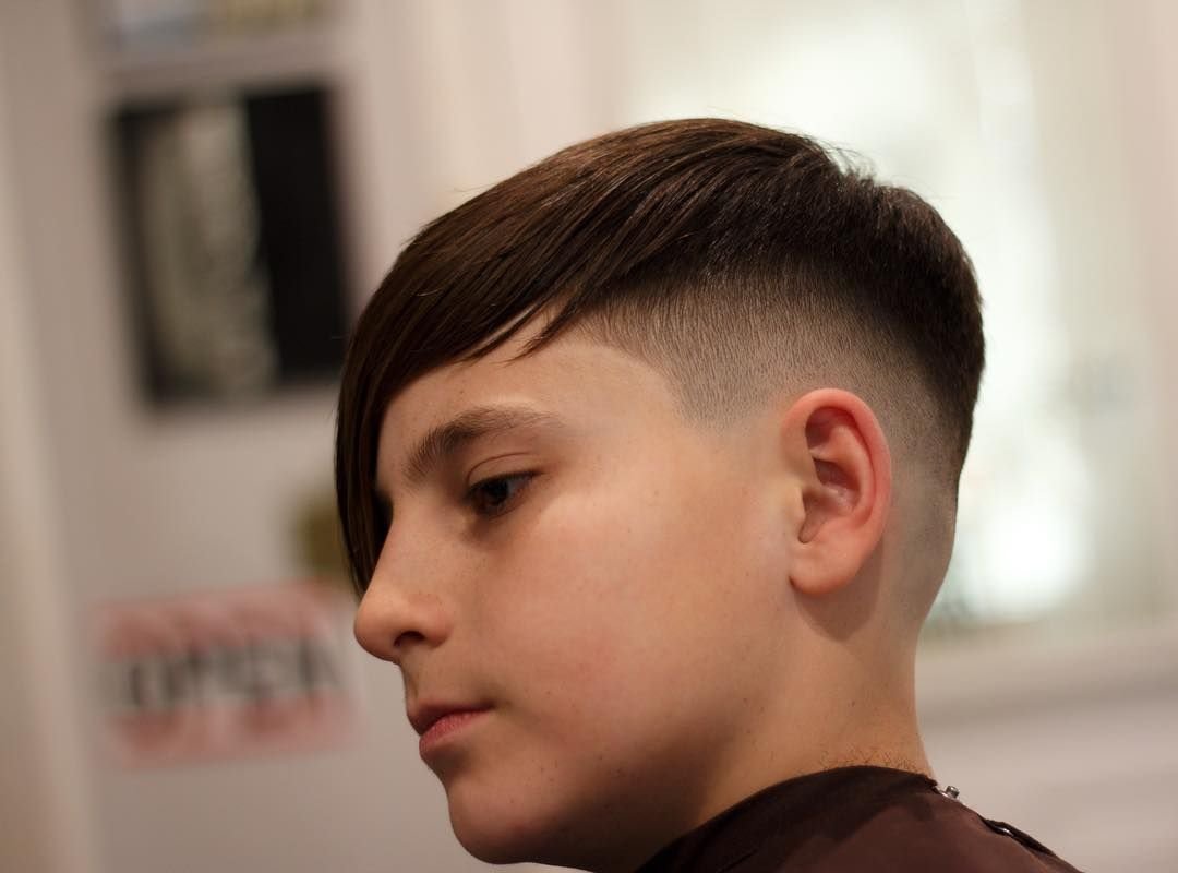 Стрижка для подростка мальчика 2024 фото. Причёски для мальчиков. Стрижки для подростков. Стрижки для мальчиков. Модельные стрижки для подростков.