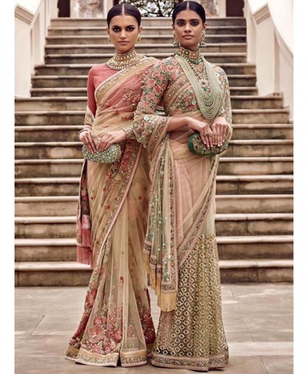 Одежда индии сари. Сабьясачи Мукхерджи. Сабьясачи Мукхерджи Сари. Индийская одежда бренда Sabyasachi. Сари (женская одежда в Индии).