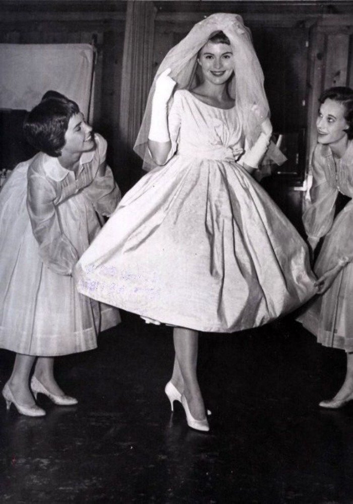 Невеста 50 годов. Невесты 60-х годов. Мода 1950-1960х годов. Мода 60х свадьбы Англия. Свадебные платья Баленсиага 1950-х годов.