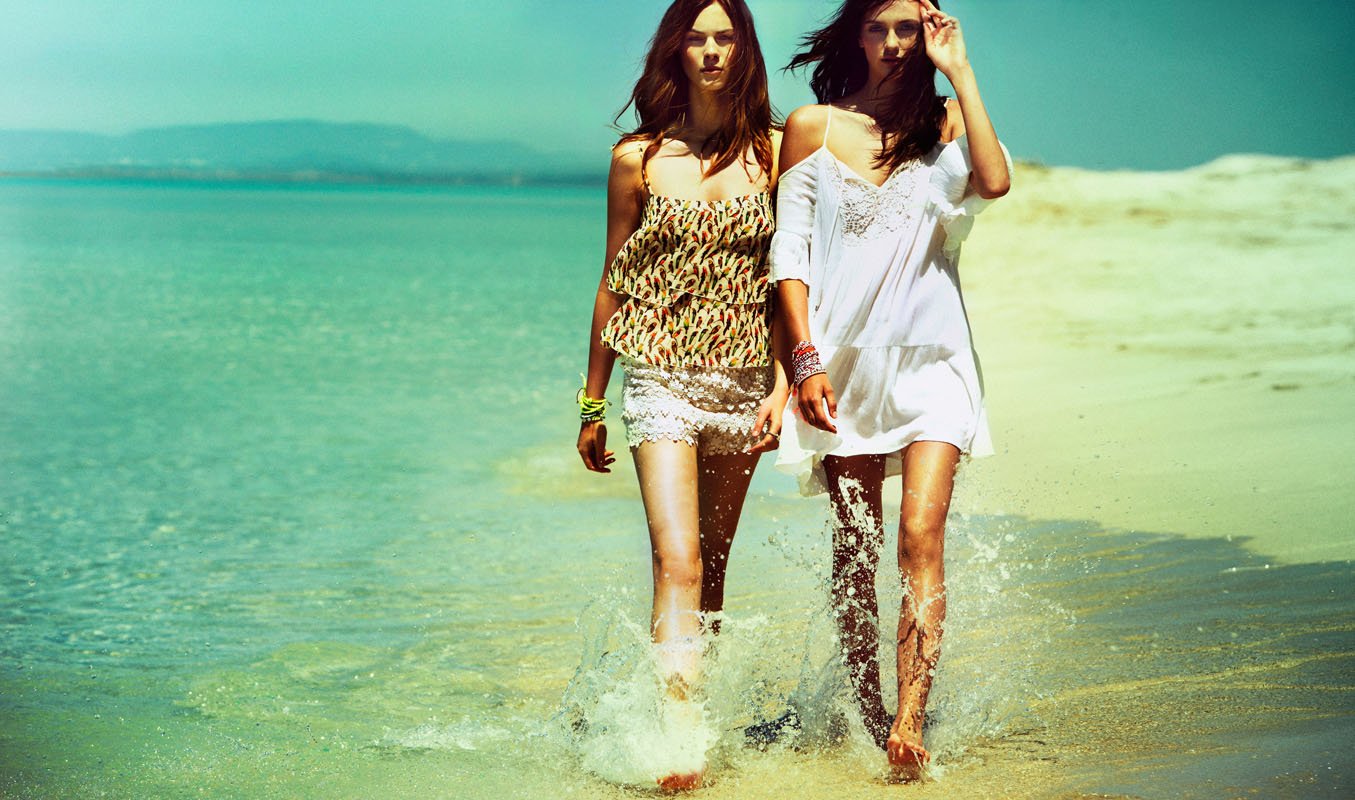 Две красивые женщины видео. Море пляж девушки. Две девушки лето. Две красивые девушки летом. Подруги лето стильно.