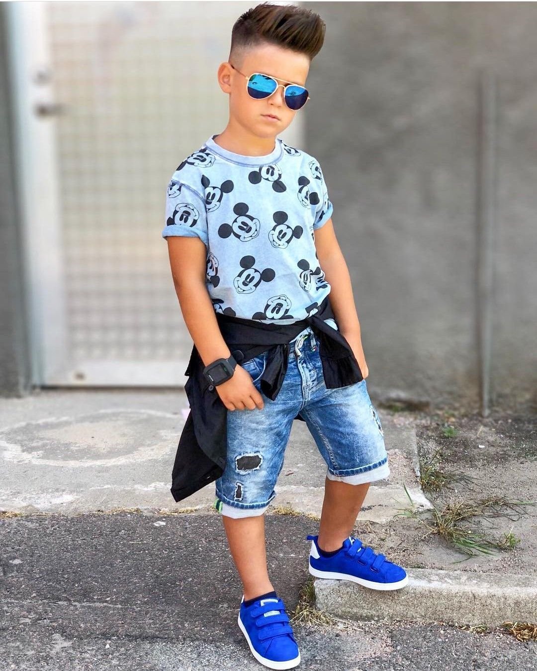 Мальчик стильно одет