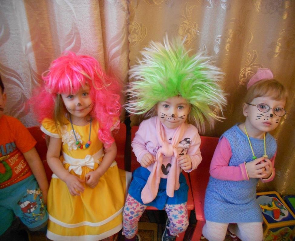 Смешной наряд в садик. Костюм на 1 апреля в детский сад. Костюм на день смеха для девочки. Костюм на день смеха в детский сад. Веселый костюм на день смеха.