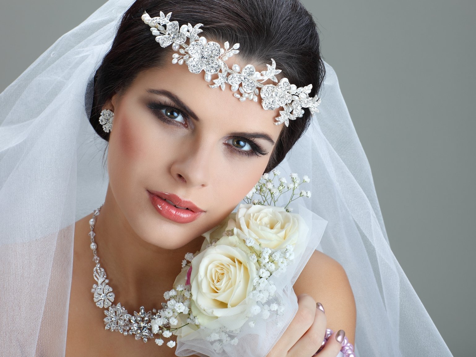 Невеста. Свадебные украшения для невесты. Свадебные украшения на голову для невесты. Очень красивая невеста. Невеста с диадемой и фатой.