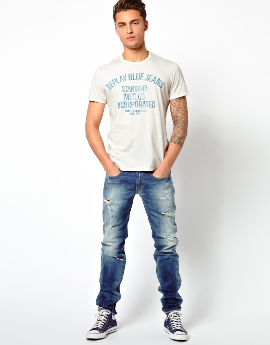 I like wearing jeans. Человек в футболке и джинсах. Джинсы с футболкой мужские. Парень в майке и джинсах. Мужчина в джинсах и футболке.