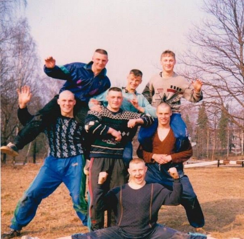 Нижнее 90 у мужчины. 90е года Россия мужчина в спортивных. Мода 90 годов. Молодежная мода 90-х годов. Костюмы 90-х годов.