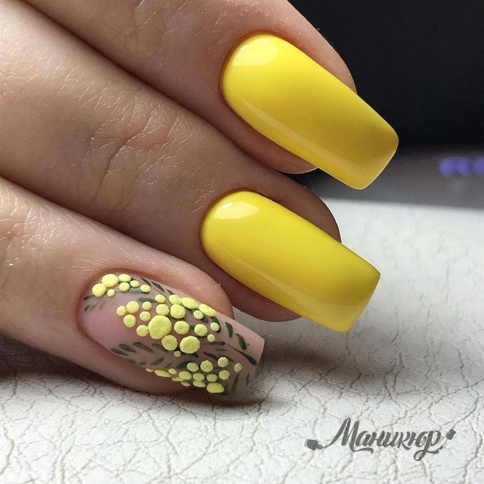 Дизайн желтых ногтей 2024. Мимоза на ногтях. Маникюр с мимозой. Стильный желтый маникюр. Весенний маникюр желтый.