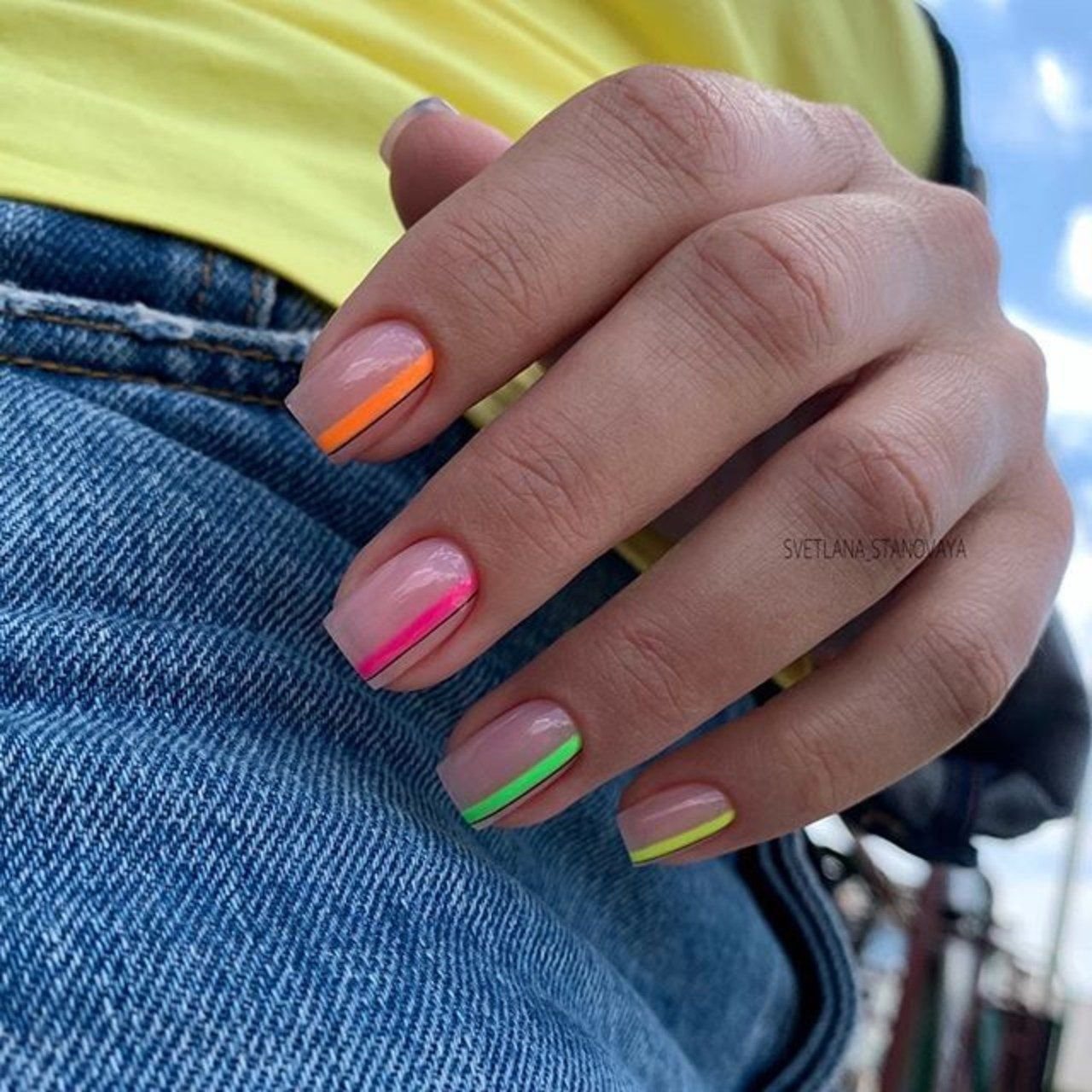 Разноцветный маникюр на коротких ногтях