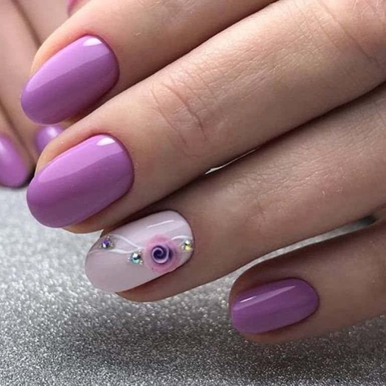 Сиреневые короткие ногти дизайн. Фиолетовый маникюр. Маникюр фиолетовый с розовым. Маникюр сиреневый с розовым. Светло фиолетовый маникюр.