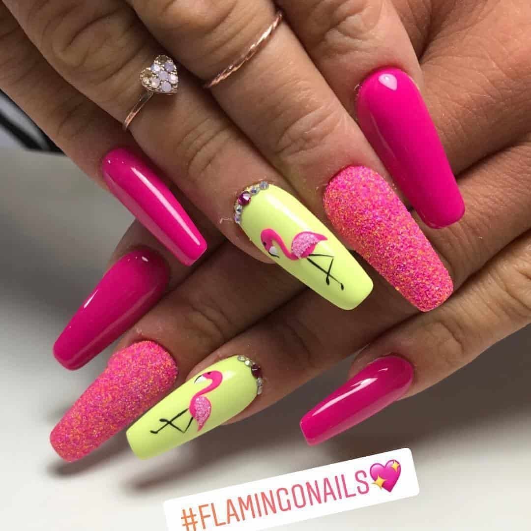 Яркие розовые ногти на лето