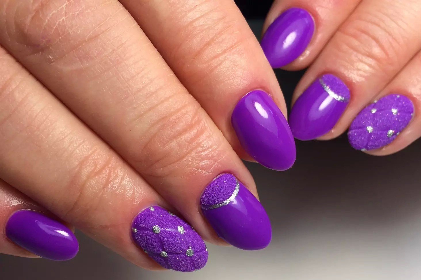 Сиреневые короткие ногти дизайн. Фиолетовый маникюр. Ярко фиолетовый маникюр. Красивый фиолетовый маникюр. Фиолетовые ногти.