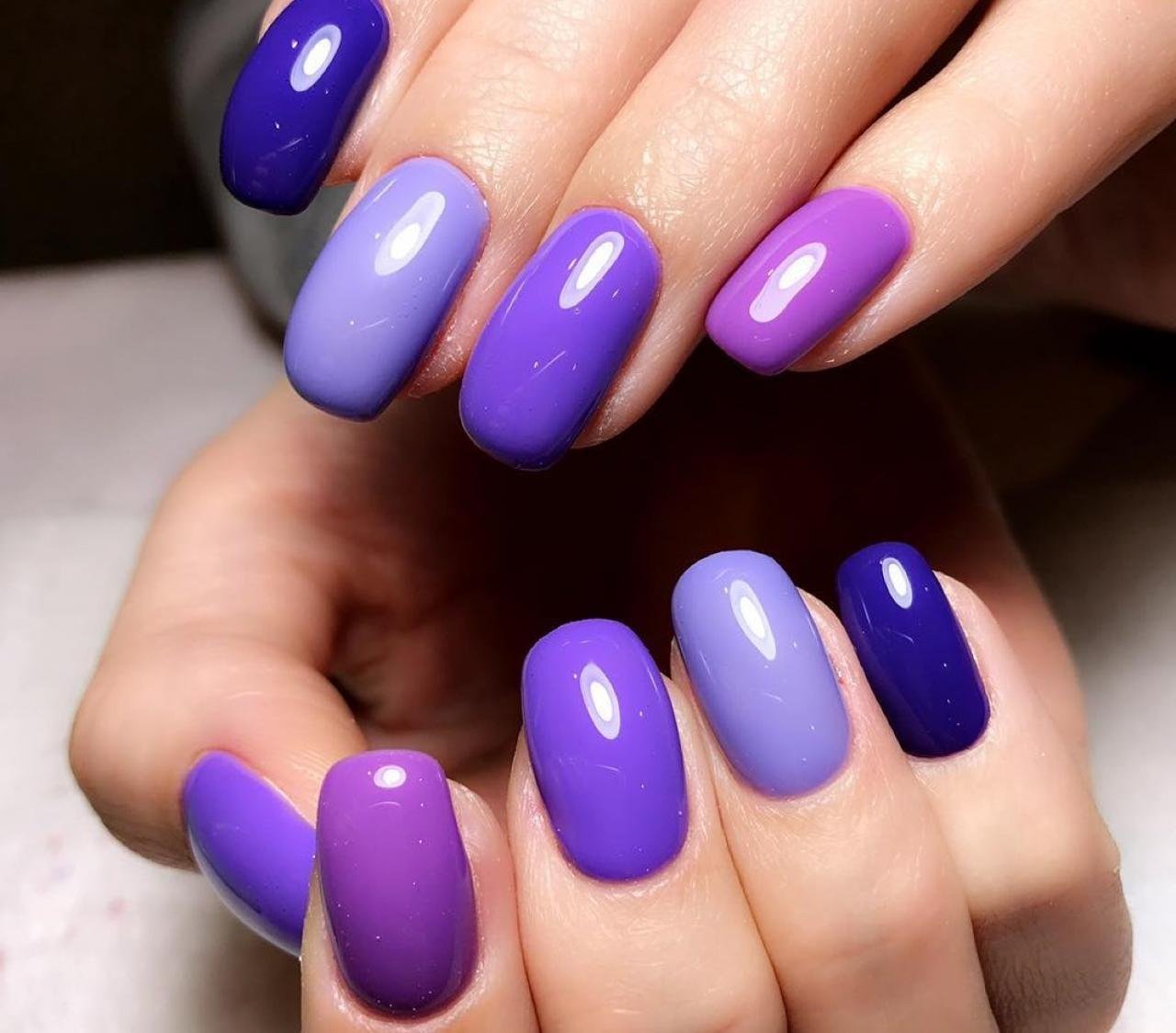 Цвета лаков сочетание. Фиолетовый маникюр. Ярко фиолетовый маникюр. Фиолетовые ногти. Сиреневые ногти.