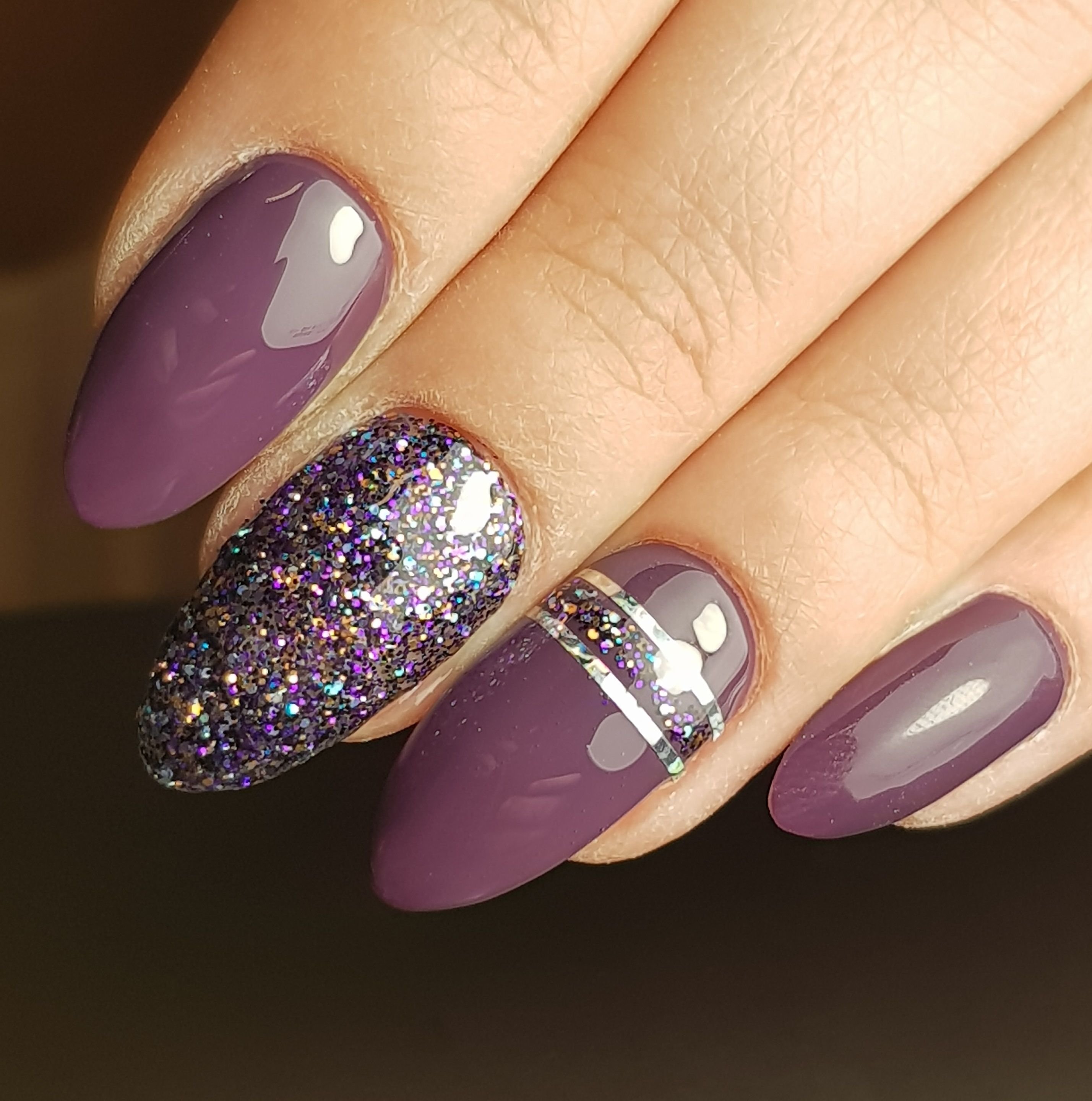 Новинки фиолетовых ногтей. Фиолетовый маникюр. Маникюр фиолетовый с блестками. Сиреневые ногти. Ногти фиолетовые с блестками.