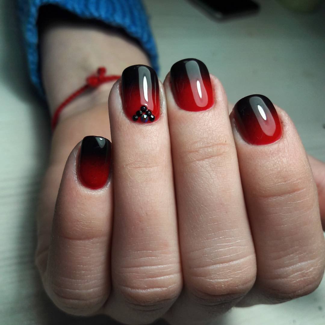 Черно красный маникюр на короткие. Маникюр омбре красный с черным. Красно черный градиент на ногтях. Красный маникюр на короткие ногти. Маникюр градиент красный с черным.