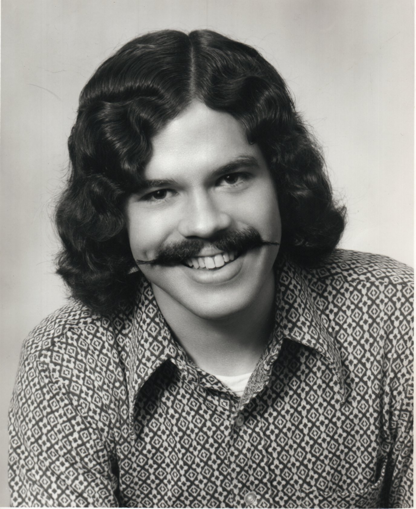 Фото мужчин 80 годов. Усатый певец 70. Мужские причёски 70-х годов. Мужские стрижки 70-х. Модные стрижки 70-х годов мужские.