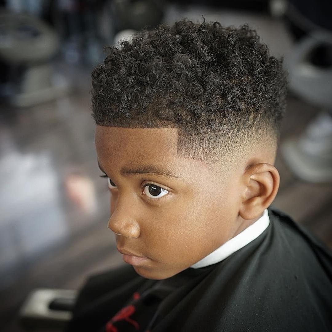 Ebony boy. Афро стрижка для мальчика. Крутые причёски для мальчиков. Причёски для детей мальчиков. Причёски на афро волосы для мальчиков.