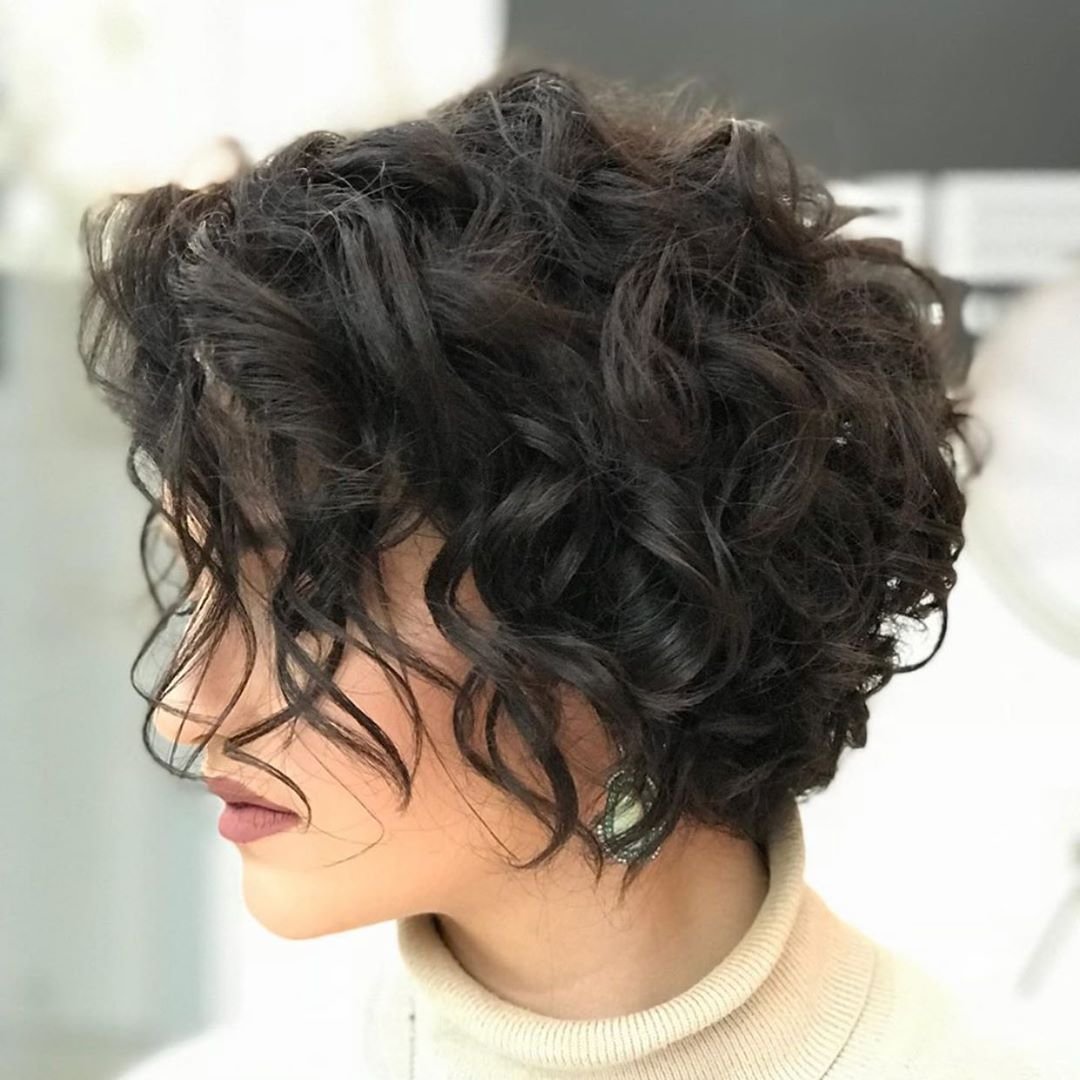 Короткие стрижки для вьющихся волос - фото онлайн на витамин-п-байкальский.рф