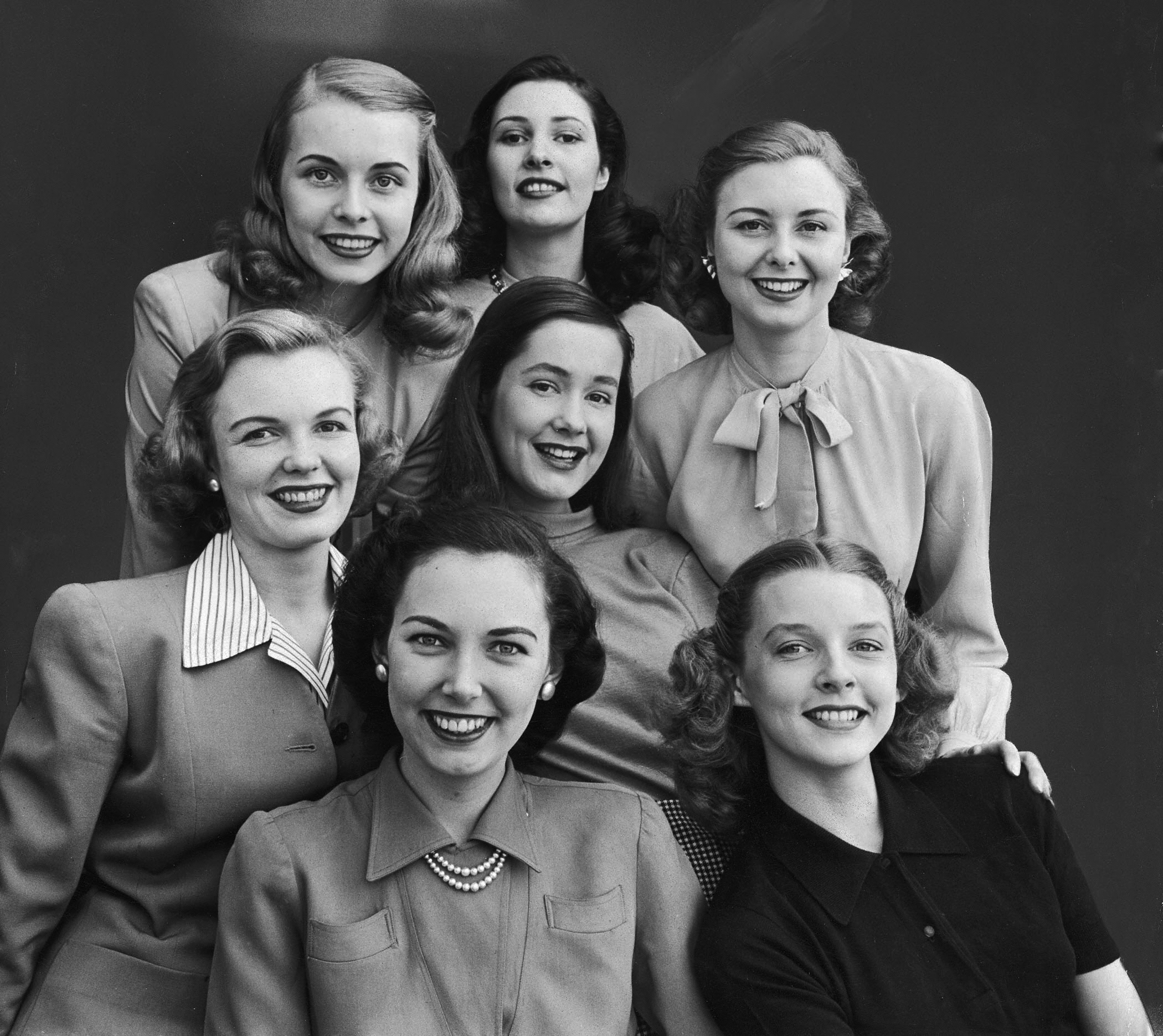 Женщины 1940 годов. Причёски 40-х годов. Причёски 1940-х годов женские. Женщины 40х годов. Прически сороковых годов.