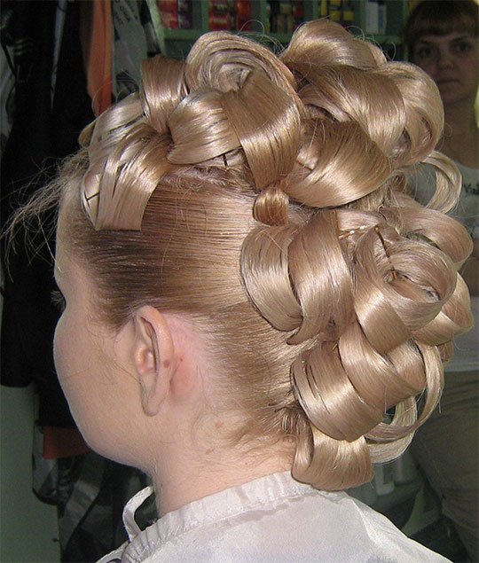 Прически для девочек на средние волосы на выпускной 4 класс фото