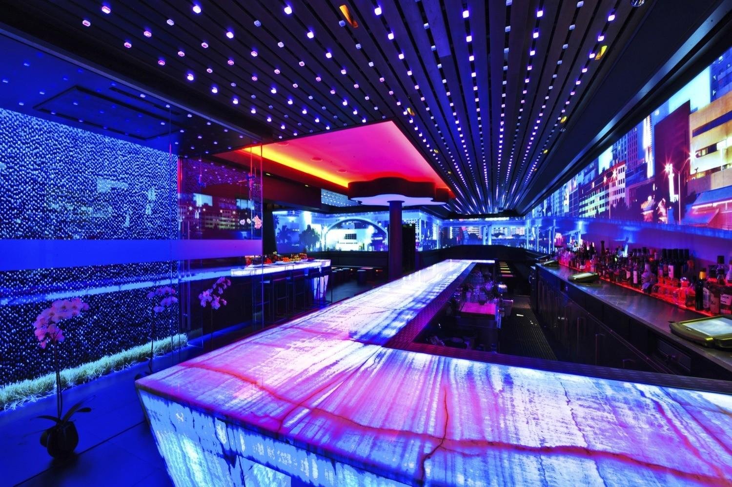 Дизайн ночного клуба. Ночной клуб с бассейном. Бар в Майами. Иллюминация клуба.