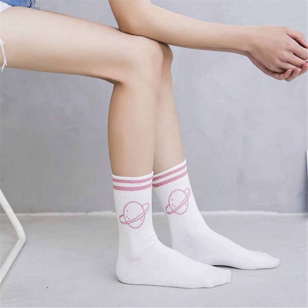 Белые носочки фетиш. Длинные носки. Модные женские носочки. Носочки длинные женские. Длинные белые носки женские.