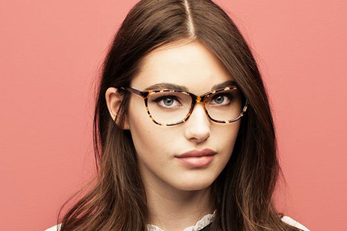 Какая форма очков модная. Оправа для очков женская 2023 Prada. Стильные очки для зрения. Очки для зрения женские модные. Стильные очки для женщин.