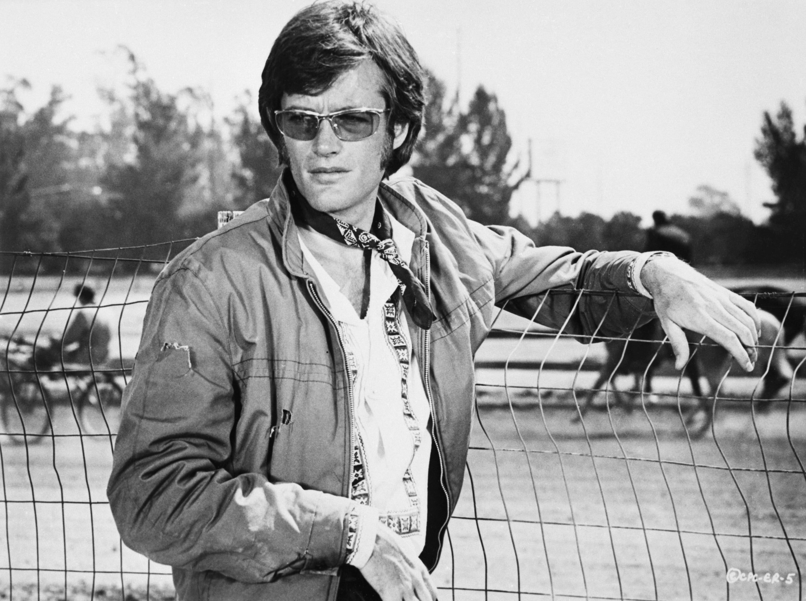Мужчины 70 х годов. Peter Fonda очки. Питер фонда 1970. Питер фонда молодой. Джордж Харрисон 1970.