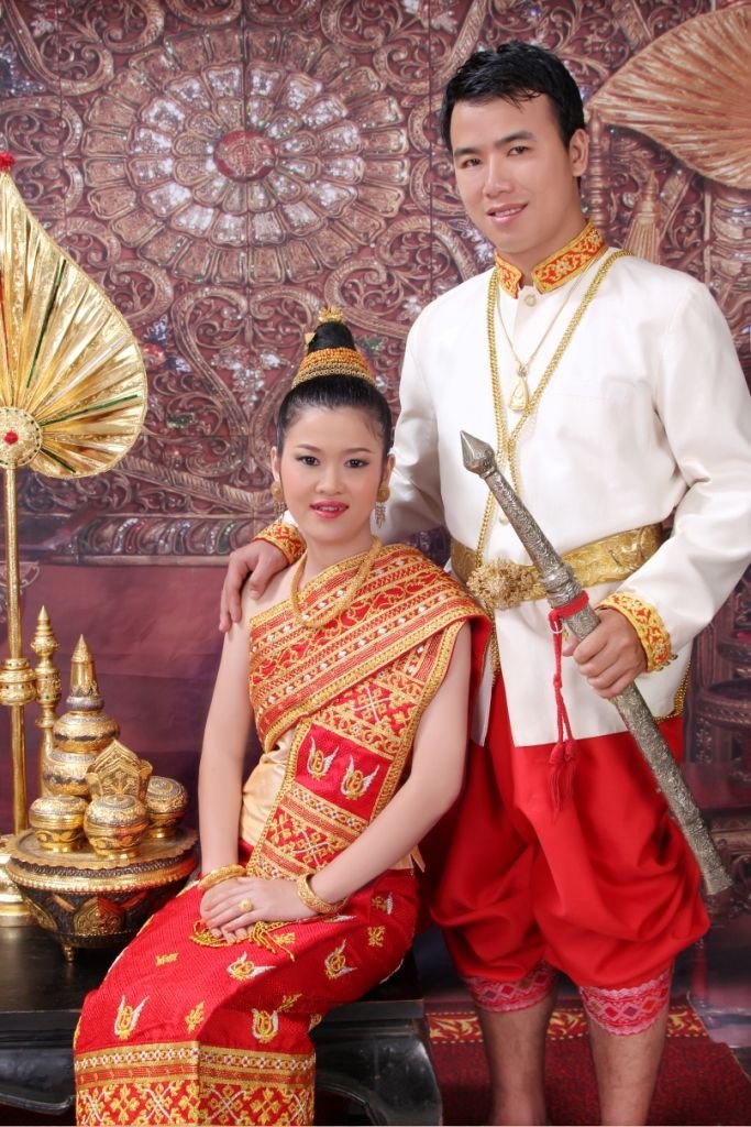 Тайцы одежда. Лаос национальный костюм. Тайланд традиционный костюм. Лаос Национальная одежда. Тайская Национальная одежда.