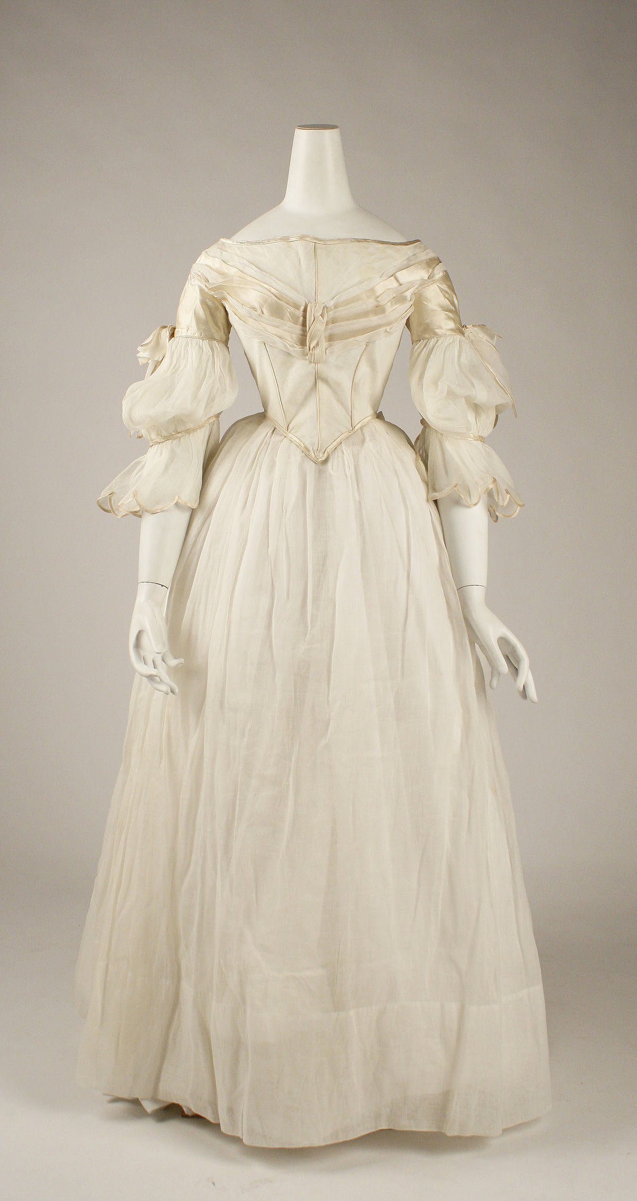 Платья конца 19 века. Бальные платья 19 века бидермейер. Бальные платья конца 19 века Англия. Бальное платье в викторианском стиле 19 века.