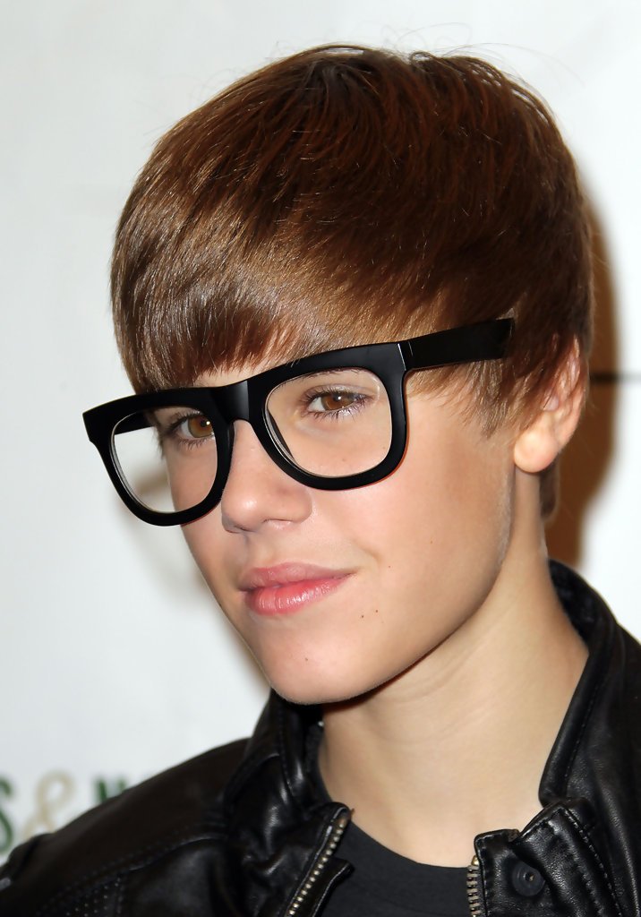 Модные очки для подростков. Джастин Бибер в очках. Джастин Бибер с челкой в очках. Джастин Бибер в очках для зрения. Джастин Бибер прическа.