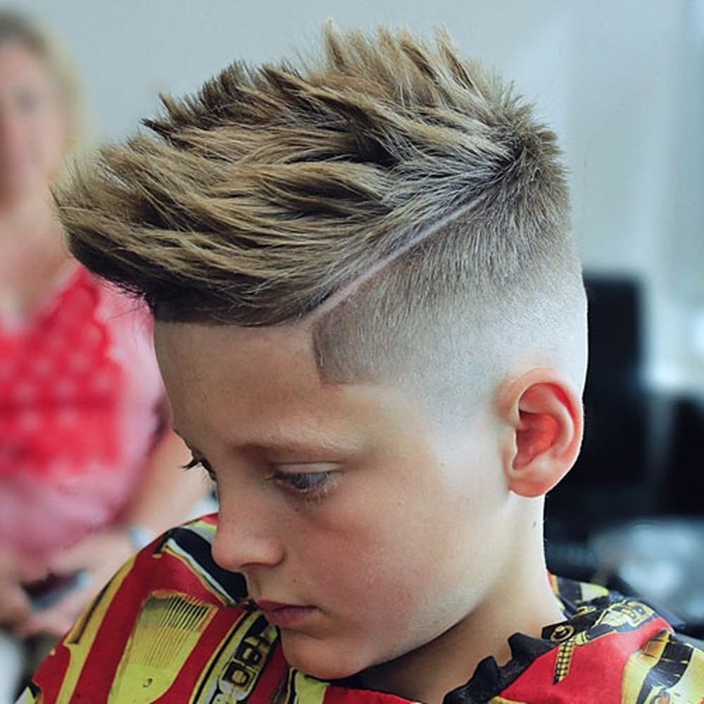 Мальчик волосы 11 лет. Крутые детские стрижки. Причёски для мальчиков. Детская стрижка мальчику. Креативные прически для мальчиков.