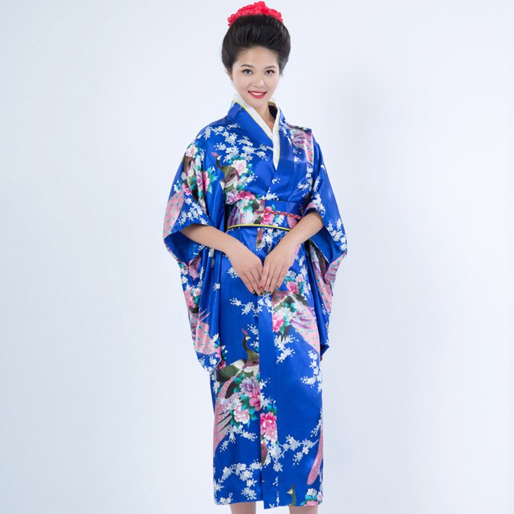 Японское кимоно. 12. Юката Япония кимоно. Кимоно юката голубой. Традиционный японский халат. Голубое кимоно женское.