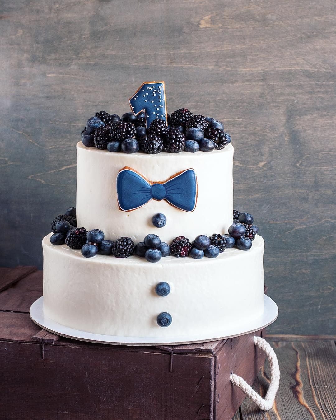 Белый торт мальчику. Торт с ягодами для мальчика. Стильный торт. Голубой торт для мальчика. Торт синий детский.