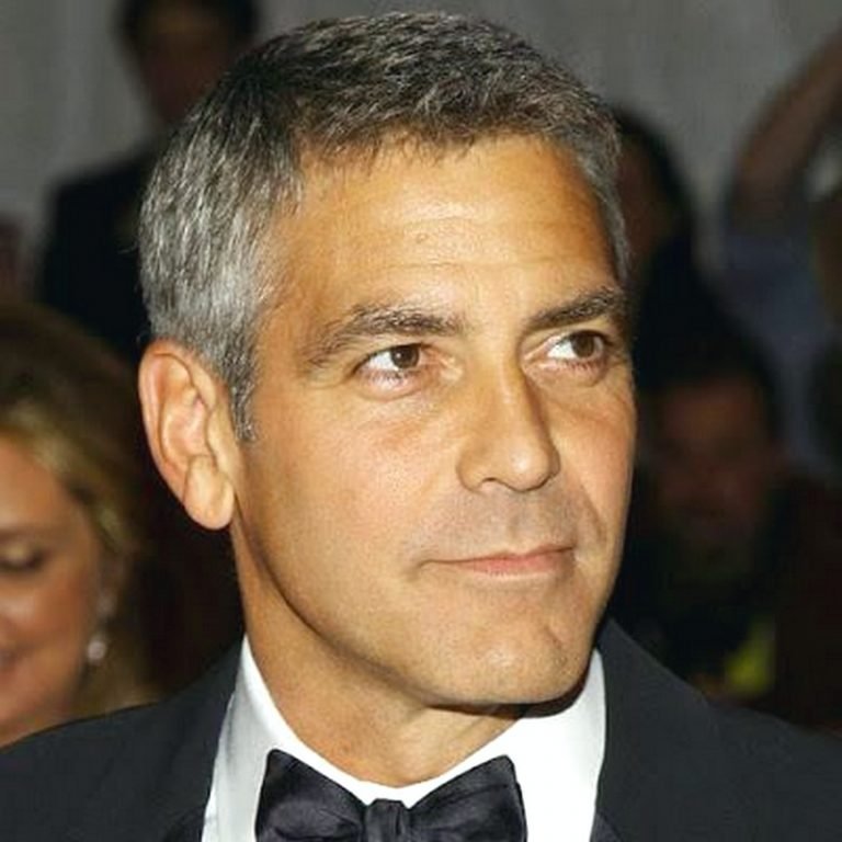 Стрижки мужчин 50. Джордж Клуни короткая стрижка. Джордж Клуни 40 50 лет. Джордж Клуни в 50. Джордж Клуни в 50 лет.